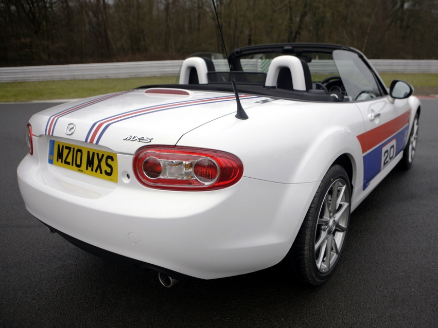 Авто обои Mazda MX-5 Roadster 2010