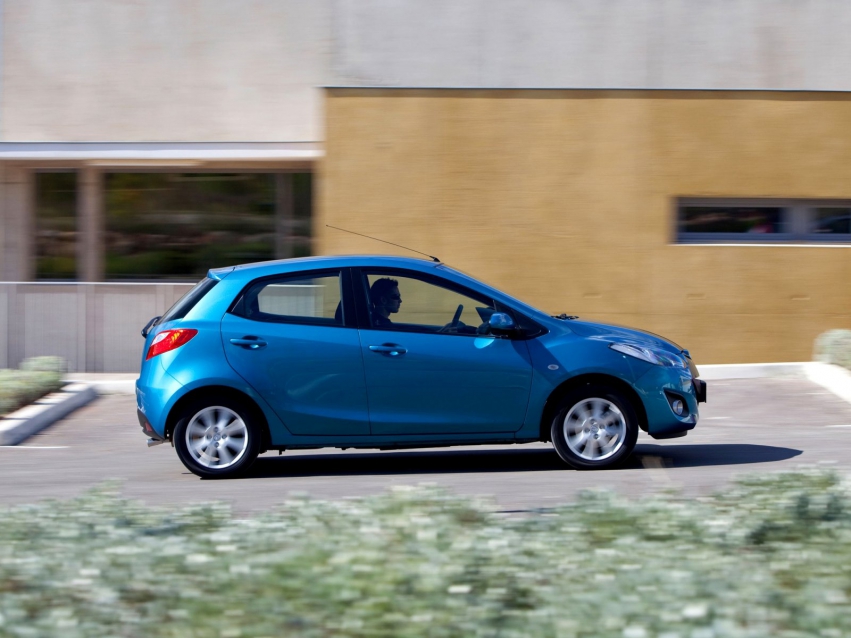 Авто обои Mazda 2 Hatchback 2010