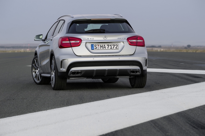 Авто обои Mercedes-Benz GLA45 AMG 2015