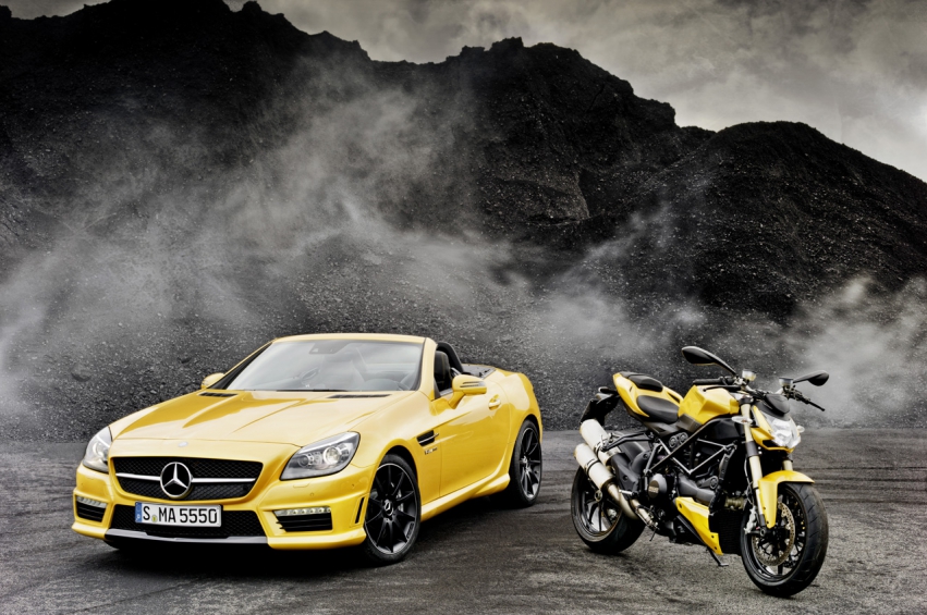 Авто обои Mercedes-Benz SLK 55 AMG and Ducati Streetfighter 848