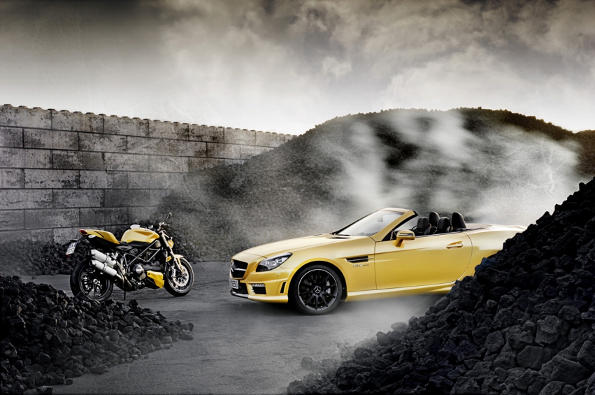 Авто обои Mercedes-Benz SLK 55 AMG and Ducati Streetfighter 848