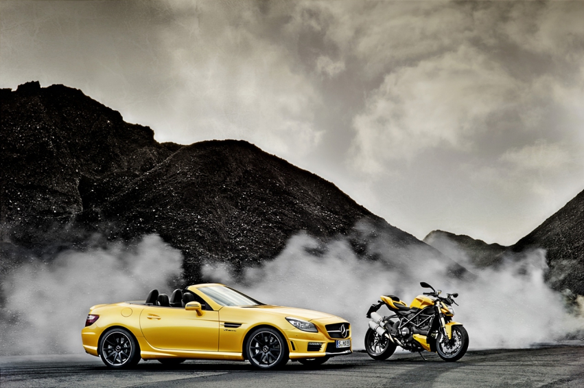 Авто обои Mercedes-Benz SLK 55 AMG and Ducati Streetfighter 848