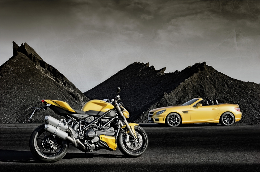 Авто обои Mercedes-Benz SLK 55 AMG and Ducati Streetfighter 848