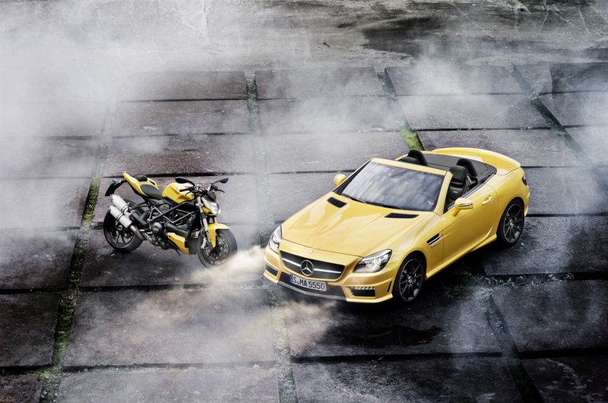 Авто обои Mercedes-Benz SLK 55 AMG and Ducati Streetfighter 848