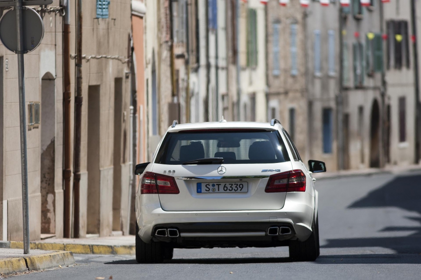 Авто обои Mercedes-Benz E63 AMG Wagon