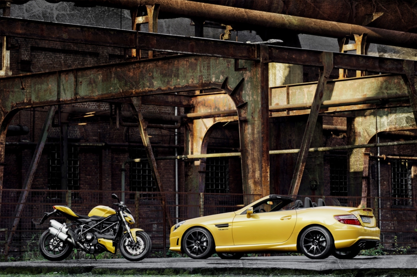 Авто обои Mercedes-Benz SLK 55 AMG and Ducati Streetfighter 848