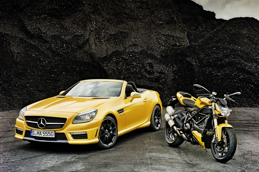 Авто обои Mercedes-Benz SLK 55 AMG and Ducati Streetfighter 848