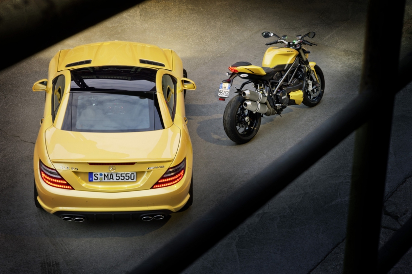 Авто обои Mercedes-Benz SLK 55 AMG and Ducati Streetfighter 848