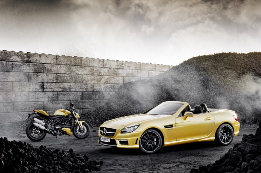 Авто обои Mercedes-Benz SLK 55 AMG and Ducati Streetfighter 848