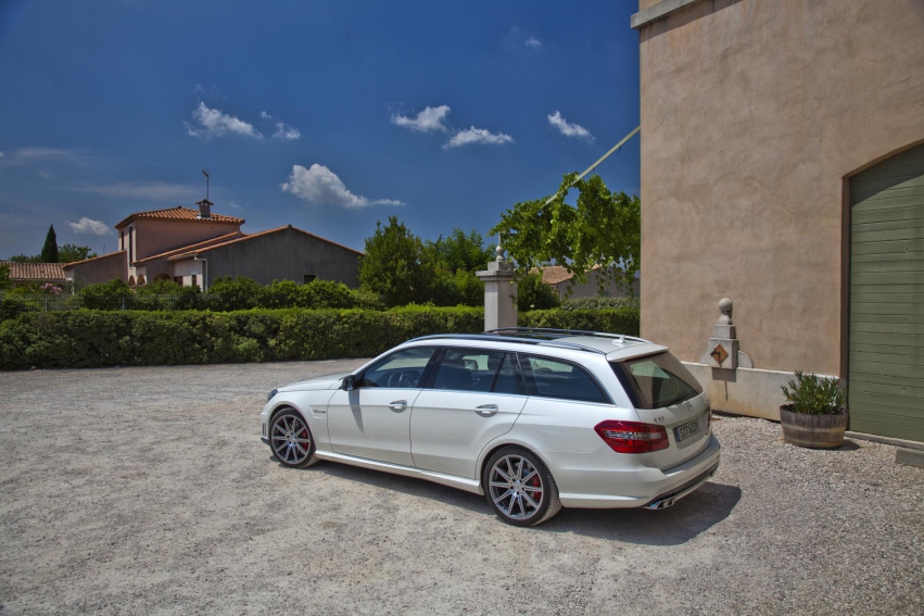 Авто обои Mercedes-Benz E63 AMG Wagon