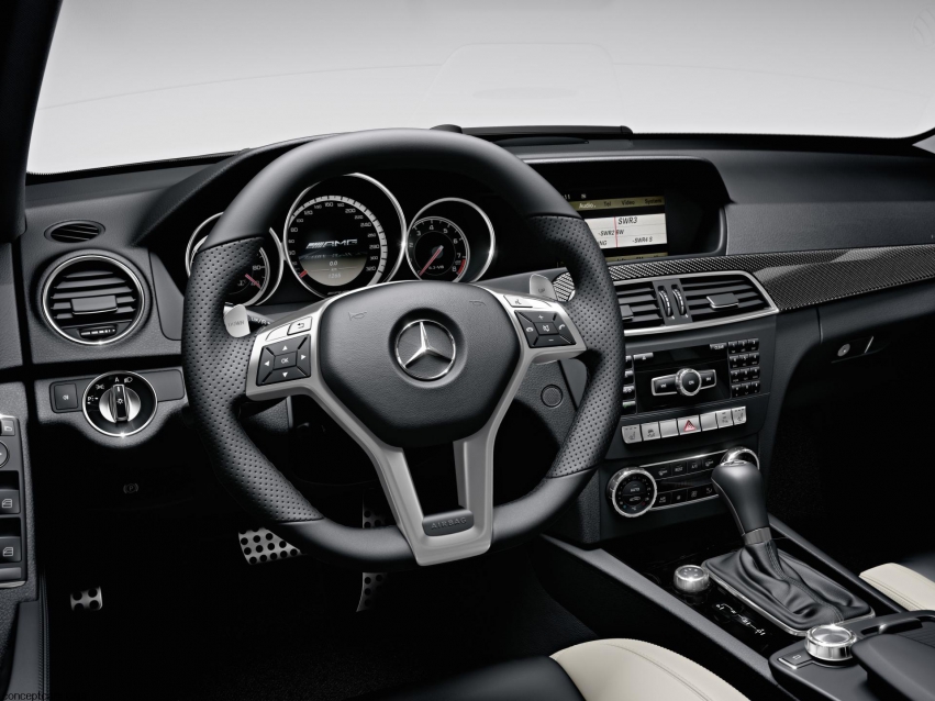 Авто обои Mercedes-Benz C63 AMG 2012