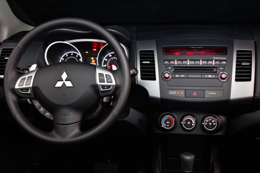 Авто обои Mitsubishi Outlander 2012