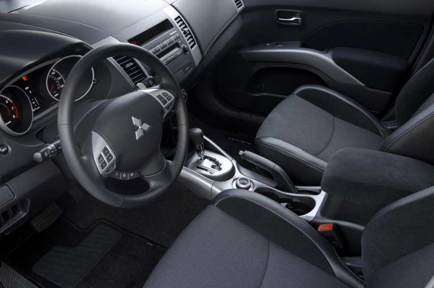 Авто обои Mitsubishi Outlander 2012