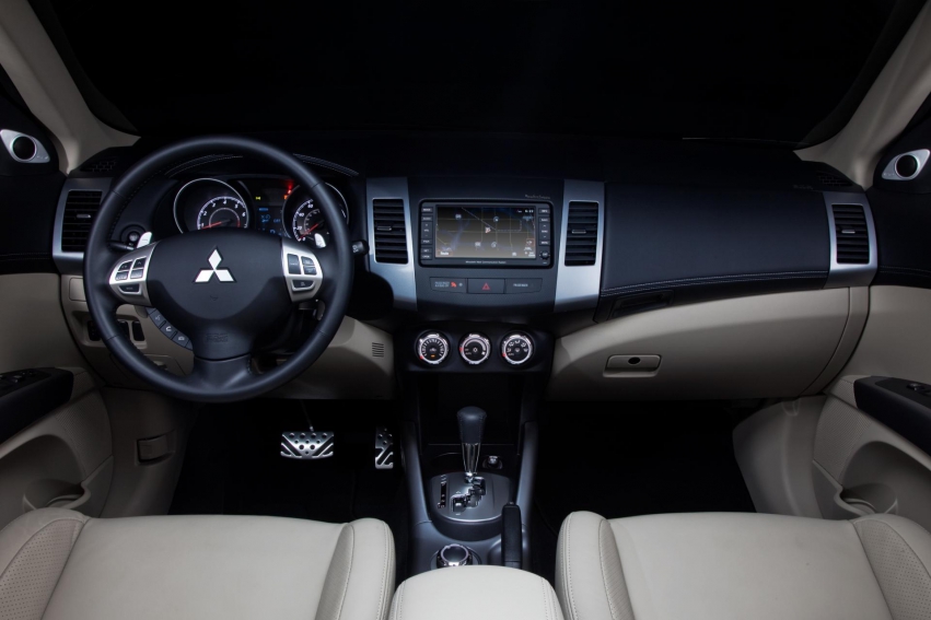 Авто обои Mitsubishi Outlander 2012