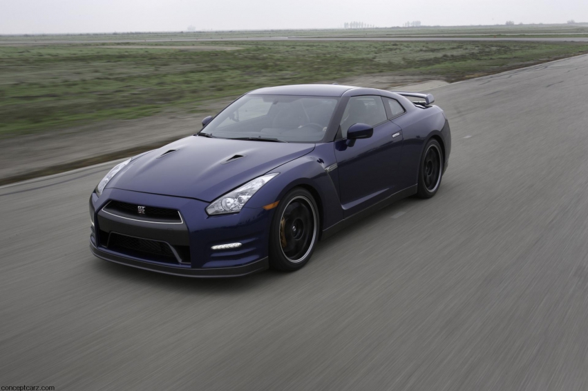 Авто обои Nissan GT-R 2012