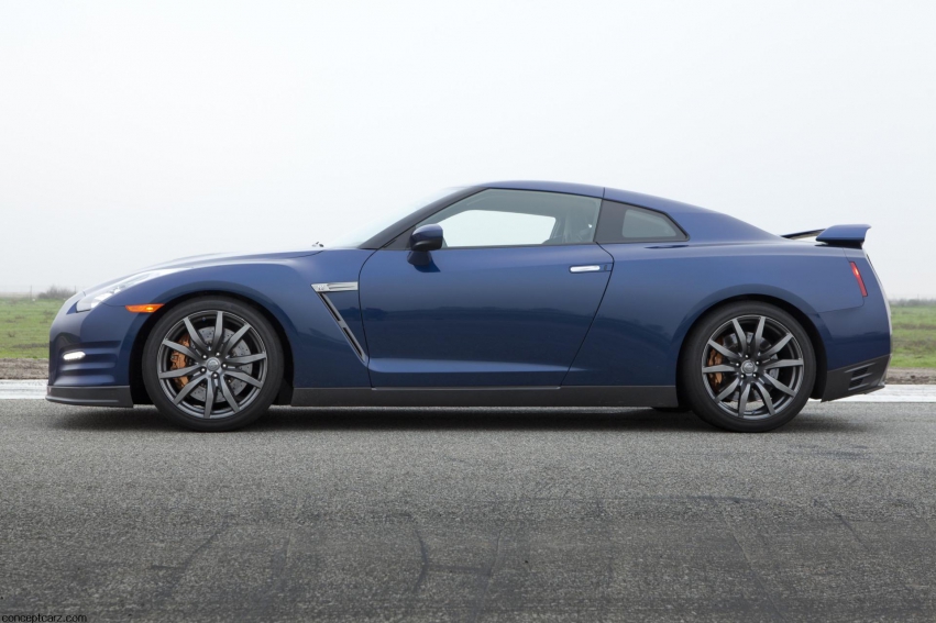 Авто обои Nissan GT-R 2012