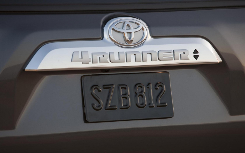 Авто обои Toyota 4Runner SUV 2012